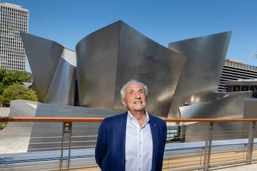 El aclamado arquitecto Frank Gehry posa delante de su icónico edificio angelino.