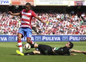 El delantero marroquí del Granada Youssef El-Arabi intenta superar a un jugador del Córdoba.