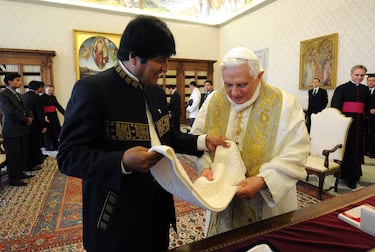 Benedicto XVI y Evo Morales, político, sindicalista, activista y dirigente boliviano.