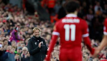 Soccer Football - Premier League - Liverpool vs Southampton - Anfield, Liverpool, Britain - November 18, 2017 Liverpool manager Juergen Klopp applauds Mohamed Salah as he leaves the pitch