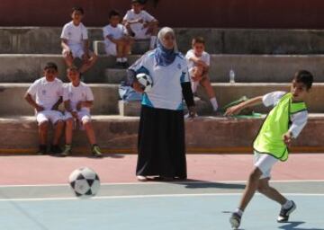 El Real Madrid enseña a jugar al fútbol a los niños palestinos