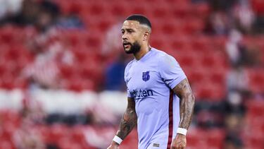 BILBAO, SPAIN - AUGUST 21: Memphis Depay of FC Barcelona reacts during the LaLiga Santander match between Athletic Club and FC Barcelona at San Mames Stadium on August 21, 2021 in Bilbao, Spain. (Photo by Juan Manuel Serrano Arce/Getty Images)