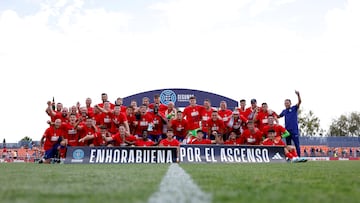 Foto de familia del Atlético B que ha logrado el regreso a Primera RFEF.