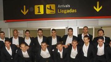 <b>EN BARAJAS. </b>Los subcampeones del mundo, tras aterrizar.