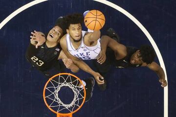 Marvin Bagley III lanza ante Shamiel Stevenson y Marcus Carr, jugadores de los Pittsburgh Panthers.