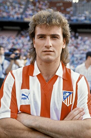 Jugó en el Atlético de Madrid desde 1987 hasta 1991. Vistió la camiseta del Barcelona entre 1991 y 994. 