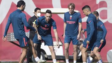 Ocampos, en el centro, durante un entrenamiento del Sevilla.