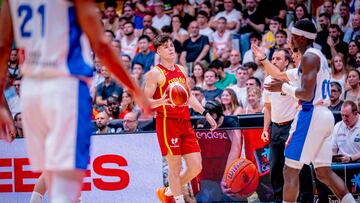 Mario Saint-Supéry, base de la Selección, ante Francia en el amistoso de Badalona.