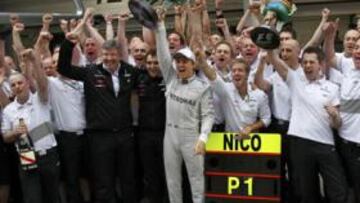 <b>FELICIDAD ABSOLUTA. </b>Todo el equipo Mercedes celebró la victoria de Rosberg en el GP de China.