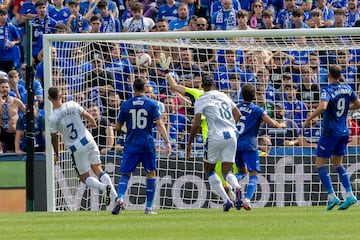 Jorge Saenz conecta el cabezazo con el que marcó el 0-1 en Getafe. 