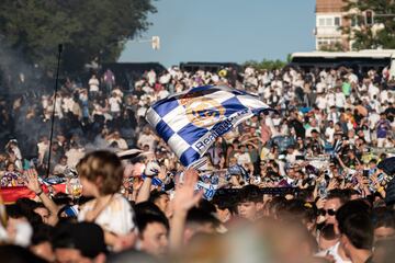 Aficionados del Real Madrid, en los aledaños del Bernabéu.