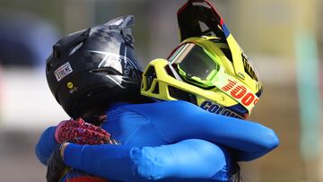 Mariana Pajón y Gabriela Bolle celebrando el oro y la plata de Colombia en el BMX de los Juegos Suramericanos Asunción 2022.