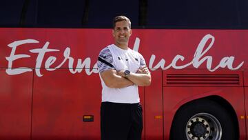 Robert Moreno posa delante del autobús del Granada.