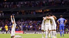 AME821. CIUDAD DE MÉXICO (MÉXICO), 12/04/2022.- Jugadores de Pumas celebran su pase a la final tras derrotar a Cruz Azul en un marcador global de 2 a 1 hoy, durante el partido de vuelta de las semifinales de la Liga de Campeones de la Concacaf realizado en el Estadio Azteca de la Ciudad de México (México). EFE/José Méndez
