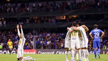 AME821. CIUDAD DE MÉXICO (MÉXICO), 12/04/2022.- Jugadores de Pumas celebran su pase a la final tras derrotar a Cruz Azul en un marcador global de 2 a 1 hoy, durante el partido de vuelta de las semifinales de la Liga de Campeones de la Concacaf realizado en el Estadio Azteca de la Ciudad de México (México). EFE/José Méndez