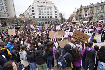 Varias personas se manifiestan durante una concentración convocada por el Sindicato de Estudiantes, por el 8M, Día Internacional de la Mujer en Bilbao, España. 