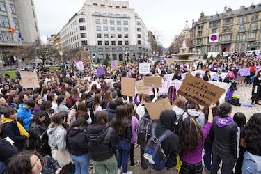 Varias personas se manifiestan durante una concentración convocada por el Sindicato de Estudiantes, por el 8M, Día Internacional de la Mujer en Bilbao, España. 