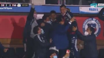 Medel se volvió loco: captan el desordenado festejo del 'Pitbull'