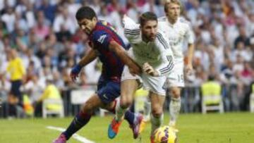 Sergio Ramos con Luis Suárez, durante el partido.