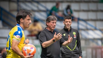 Alejandro Men¨¦ndez, entrenador del Racing de Ferrol, da indicaciones durante el partido contra el C¨¢diz en A Malata.
