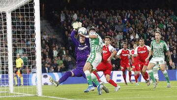 Vaclik depesja ante Álex Moreno.