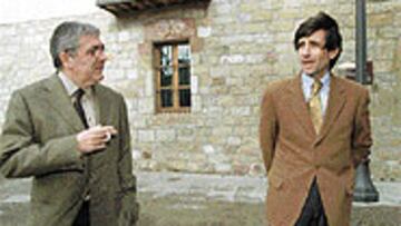 <b>EL TRÍO NEGOCIADOR</B>. Sánchez Llibre y Marcó entran en la Rectoria de Cornellà para reunirse con José Luis Morlanes, concejal de urbanismo