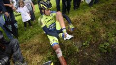 Alberto Contador se intenta levantar tras sufrir una dura ca&iacute;da en el descenso del Petit Ballon durante el Tour de Francia 2014.