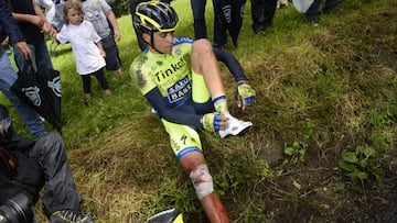 Alberto Contador se intenta levantar tras sufrir una dura ca&iacute;da en el descenso del Petit Ballon durante el Tour de Francia 2014.