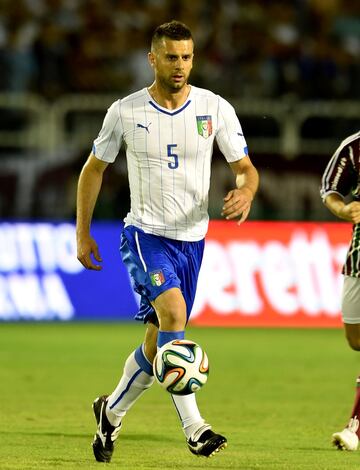 El centrocampista nació en Sao Bernardo do Campo, Brasil y pudo representar a Brasil en las categorías Sub 17 y Sub 23. Sin embargo, al no haber jugado con la Selección Absoluta, se dio el lujo de elegir a la Selección de Italia, escuadras con la cual participó en la Copa del Mundo de Brasil 2014 y las Eurocopas de 2012 y 2016.
