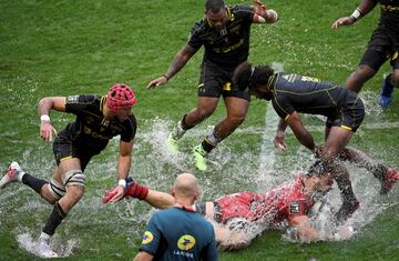 El partido de rugby que disputaron el Toulonnais y el Biarritz Olympique, correspondiente al campeonato Top 14 francés, tuvo un protagonista destacado: la lluvia, que dejó el campo totalmente inundado. Tal fue la cantidad de agua que cayó que alguno ha pensado en inventar un nuevo deporte: el water-rugby. 