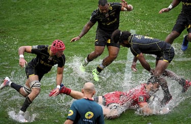 El partido de rugby que disputaron el Toulonnais y el Biarritz Olympique, correspondiente al campeonato Top 14 francés, tuvo un protagonista destacado: la lluvia, que dejó el campo totalmente inundado. Tal fue la cantidad de agua que cayó que alguno ha pensado en inventar un nuevo deporte: el water-rugby. 