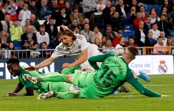 Jugada del penalti de Omeruo sobre Luka Modric.