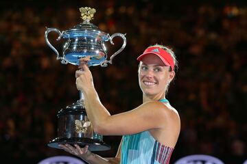 La tenista germana llegó al olimpo al conquistar tres Grand Slam, haciendo doblete el mismo año con el Abierto de Australia y el US Open (2016), misma temporada en la que ganó la medalla de plata en Río de Janeiro, para dos años más tarde conquistar Wimbledon. La bremense se despidió del deporte profesional tras caer los octavos de final de los Juegos Olímpicos de París.