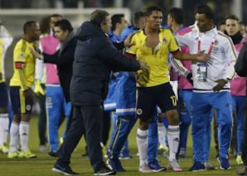 CA116. SANTIAGO DE CHILE (CHILE). 17/06/2015.- El delantero colombiano Carlos Bacca (c) al término del partido Brasil-Colombia, del Grupo C de la Copa América de Chile 2015, en el Estadio Monumental David Arellano de Santiago de Chile, Chile, hoy 17 de junio de 2015. EFE/Felipe Trueba