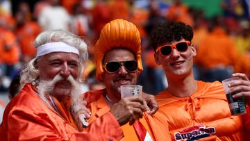 Munich (Germany), 02/07/2024.- Supporters of the Netherlands pose as they cheer ahead of the UEFA EURO 2024 Round of 16 soccer match between Romania and Netherlands, in Munich, Germany, 02 July 2024. (Alemania, Países Bajos; Holanda, Rumanía) EFE/EPA/ANNA SZILAGYI
