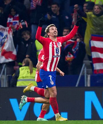 El francés se ha aupado como el máximo goleador histórico del Atlético gracias a sus 174 tantos. Griezmann se ha convertido también en una leyenda rojiblanca, aunque aún le quedan por dar muchas alegrías a la hinchada del Atletico. Ha ganado una Supercopa de España, una Europa League y una Supercopa de Europa. Ha disputado 368 encuentros y es el decimoquinto futbolista con más partidos en el club del Metropolitano. Le falta ganar más títulos con el Atlético y está en ello. Cumple su octava temporada en la entidad madrileña, dividida en dos etapas. Es el alma del actual Atleti, un jugador que marca, que distribuye juego, que defiende, comprometido, feliz en Madrid Para muchos es el mejor futbolista de LaLiga.