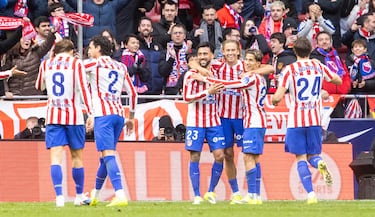 Los jugadores del Atleti celebran el segundo gol en el partido.