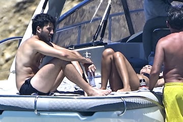 Sebasti¨¢n Yatra y Aitana disfrutan de unos d¨ªas de vacaciones en Ibiza navegando en un barco.