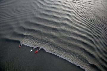 Olas de 2 y 3 metros y el agua a menos de cinco grados, así son las condiciones en Turnagain Arm Bore Tide, Alaska, en verano.  