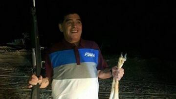 Maradona posa con la cr&iacute;a de &oacute;ryx de Arabia.