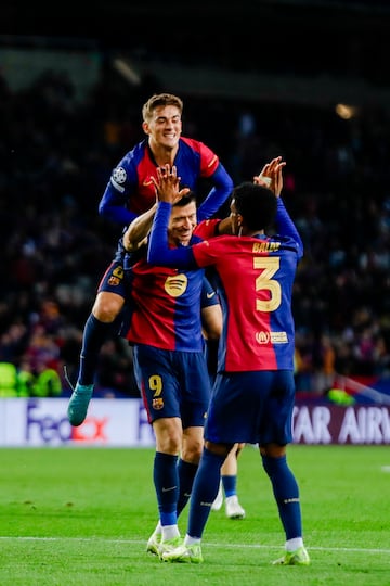 3-0. El delantero polaco celebra tanto y su gol 101 en Champions League.