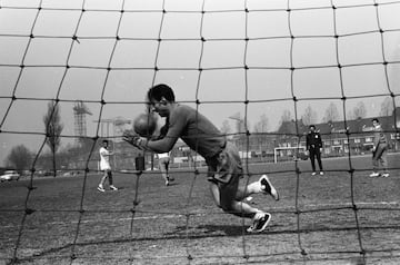 Se encargó de cubrir la meta del Benfica cuando levantaron el codiciado trofeo en dos ocasiones a principios de los 60