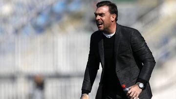 Futbol, O'Higgins vs Colo Colo
El entrenador de Colo Colo Pablo Guede da instrucciones a sus jugadores durante el partido de primera primera division contra O'Higgins disputado en el estadio El Teniente de Rancagua, Chile.
06/08/2017
Andres P