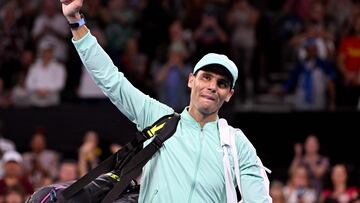 Rafael Nadal se despide del público de Brisbane tras ganar a Thiem.