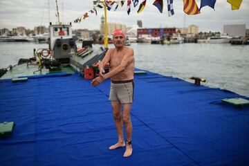 A participant warms up as he waits for taking part in the 108th edition of the 'Copa Nadal' (Christmas Cup) swimming competition in Barcelona's Port Vell on December 25, 2017.  
The traditional 200-meter Christmas swimming race gathered more than 300 participants on Barcelona's old harbour.   / AFP PHOTO / Josep LAGO