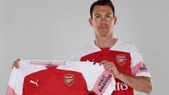 Lichtsteiner posando con su nueva camiseta.