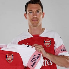 Lichtsteiner firma con el Arsenal