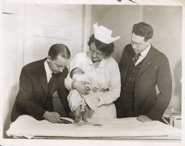 En 1932, el fisiólogo estadounidense Albert Hyman (a la izquierda en la imagen) diseñó un marcapasos artificial manual: un instrumento electromecánico que desarrolló con un motor eléctrico de manivela. El marcapaso de Hyman utilizaba una aguja transtorácica para alcanzar el atrio derecho del corazón, empleaba un magneto y literalmente debía dársele cuerda cada seis minutos para mantenerlo funcionando.
