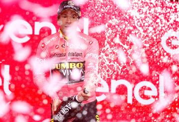 Primoz Roglic con el maillot rosa un día más.