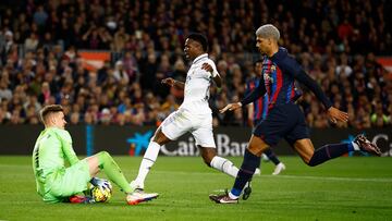 Soccer Football - LaLiga - FC Barcelona v Real Madrid - Camp Nou, Barcelona, Spain - March 19, 2023 FC Barcelona's Marc-Andre ter Stegen and Ronald Araujo in action with Real Madrid's Vinicius Junior REUTERS/Juan Medina